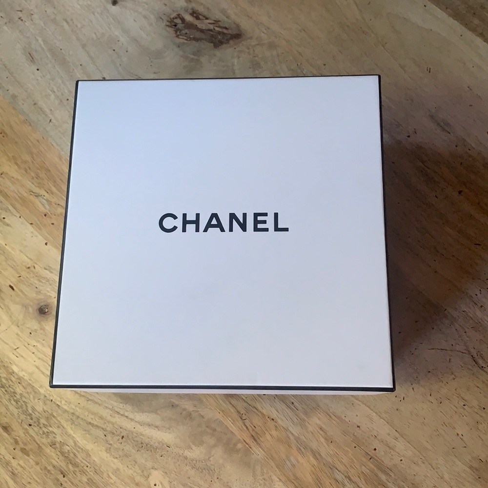 CHANEL Giftbox -